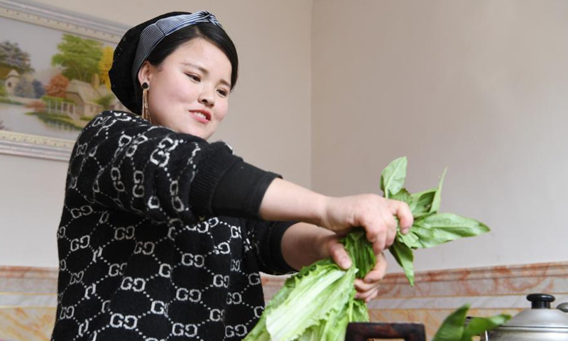 Ma Linhong prepares meal at home in Nanyangwa Village of Dongxiang Autonomous County of Linxia Hui Autonomous Prefecture, northwest China's Gansu Province, March 4, 2021.Photo:Xinhua