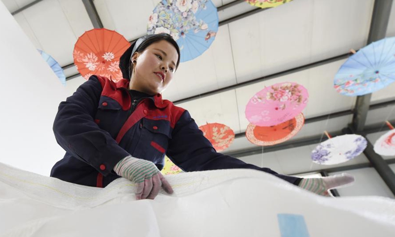 Ma Linhong arranges flexible intermediate bulk containers (FIBC) at a workshop in Nanyangwa Village of Dongxiang Autonomous County of Linxia Hui Autonomous Prefecture, northwest China's Gansu Province, March 4, 2021.Photo:Xinhua