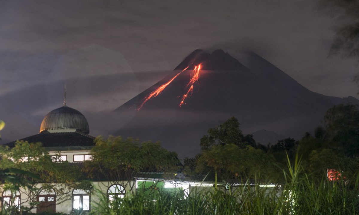 Indonesia's Mount Merapi spews lava - Global Times