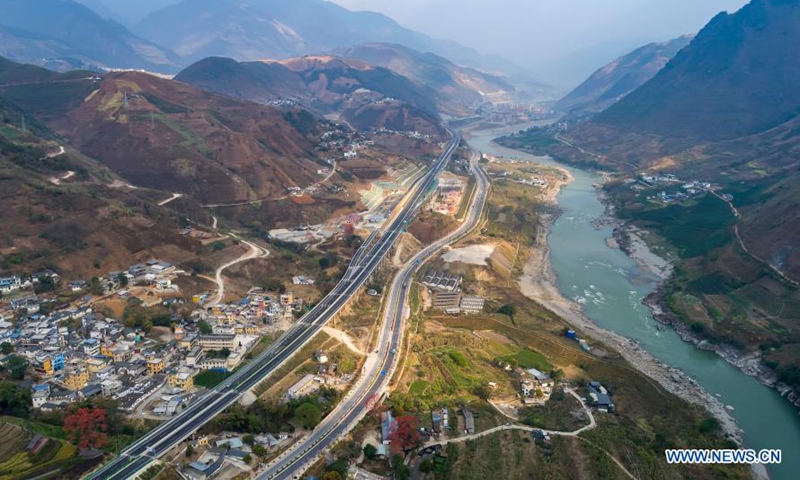 Aerial photo taken on March 5, 2021 shows the Baoshan-Lushui highway (L) and Nujiang river in southwest China's Yunnan Province. (Xinhua/Chen Xinbo)