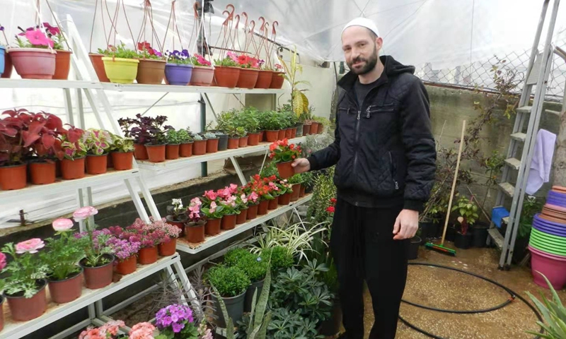 A Lebanese farmer takes care of his roses at his plantation on March 4, 2021 in Wadi Al-Khardali, southern Lebanon.(Photo: Xinhua)