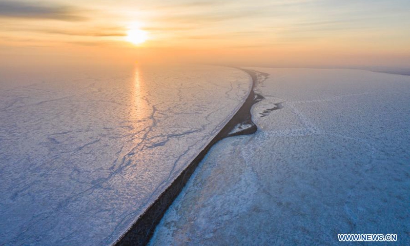 Aerial photo taken on March 13, 2021 shows the sunset scenery of Xingkai Lake, a border lake between China and Russia. (Photo: Xinhua)