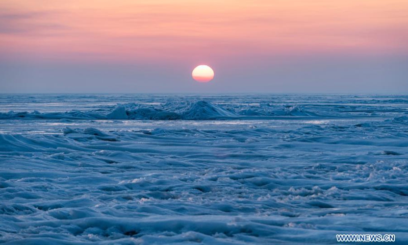 Photo taken on March 13, 2021 shows the sunset scenery of Xingkai Lake, a border lake between China and Russia. (Photo: Xinhua)