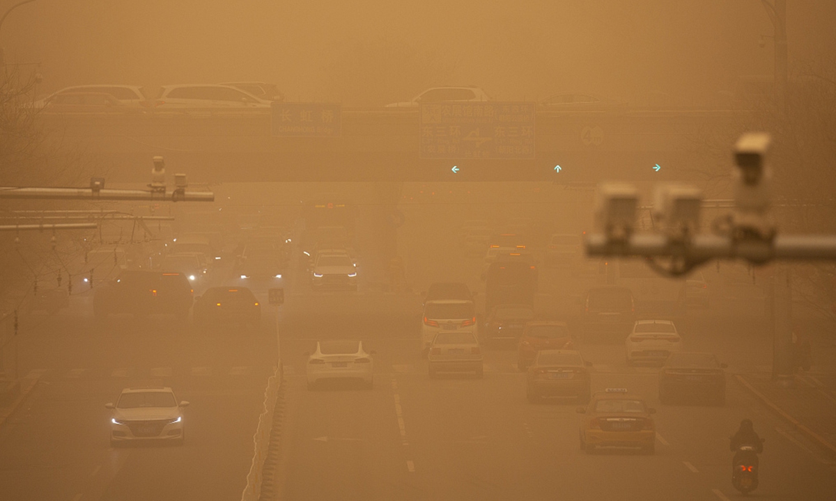 Sandstorm hits Beijing on Monday.Photo: CFP