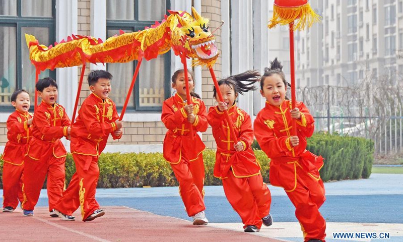 Children perform dragon dance to celebrate the Longtaitou Day at a kindergarten in Fushan District of Yantai, east China's Shandong Province, March 14, 2021. The day of Longtaitou, which literally means dragon raises head, falls on the second day of the second lunar month. People celebrate the day with various activities.(Photo: Xinhua)