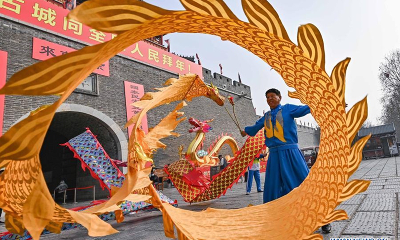 Folk artists perform at a scenic spot to celebrate the Longtaitou Day in Qingzhou City, east China's Shandong Province, March 14, 2021. The day of Longtaitou, which literally means dragon raises head, falls on the second day of the second lunar month. People celebrate the day with various activities.(Photo: Xinhua)