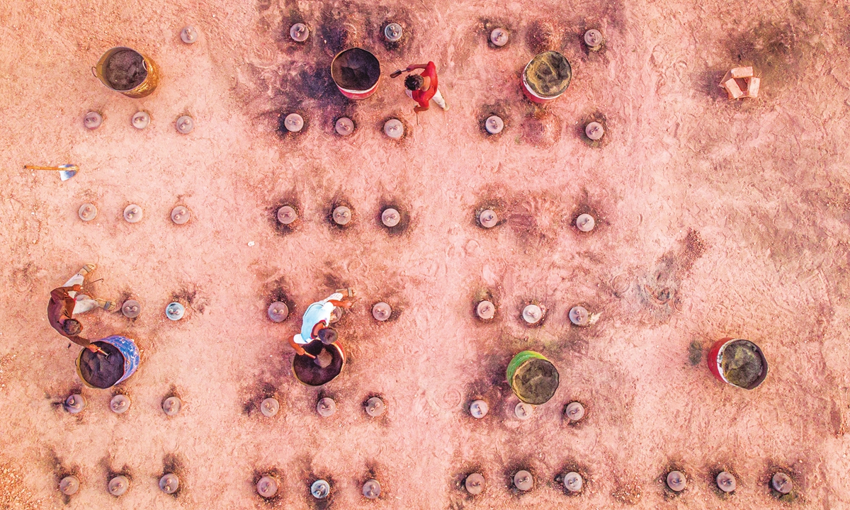 Aerial photographs of the site in Mokamtala show workers toss each other bricks at a factory. The huge factory is one of the biggest in Bangladesh and has more than 10 million of the building blocks in its storage. Photo: VCG