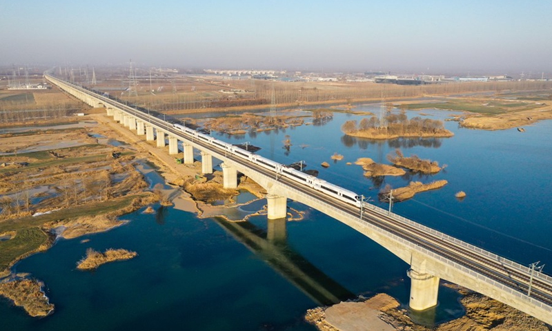 Aerial photo taken on Jan. 8, 2021 shows a bullet train passing Yihe Grand Bridge along the Xuzhou-Lianyungang high-speed railway, east China's Jiangsu Province.(Photo: Xinhua)