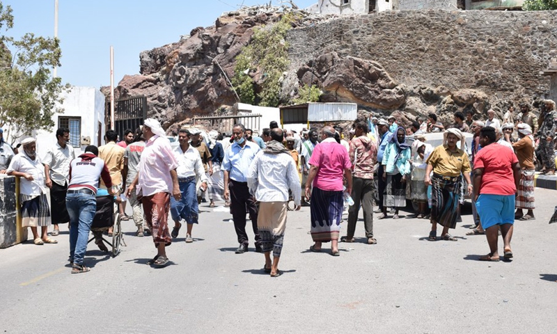 Protesters gather around the compound of Yemen's presidential palace in the southern port city of Aden, Yemen on March 16, 2021.(Photo: Xinhua)