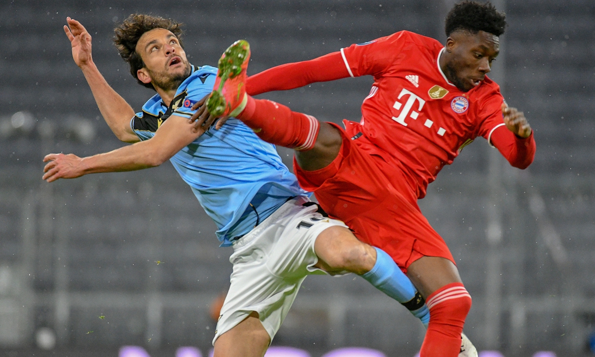 Marco Parolo (left) of Lazio and Alphonso Davies of Bayern Munich fight for the ball on Wednesday in Munich, Germany. Photo: VCG