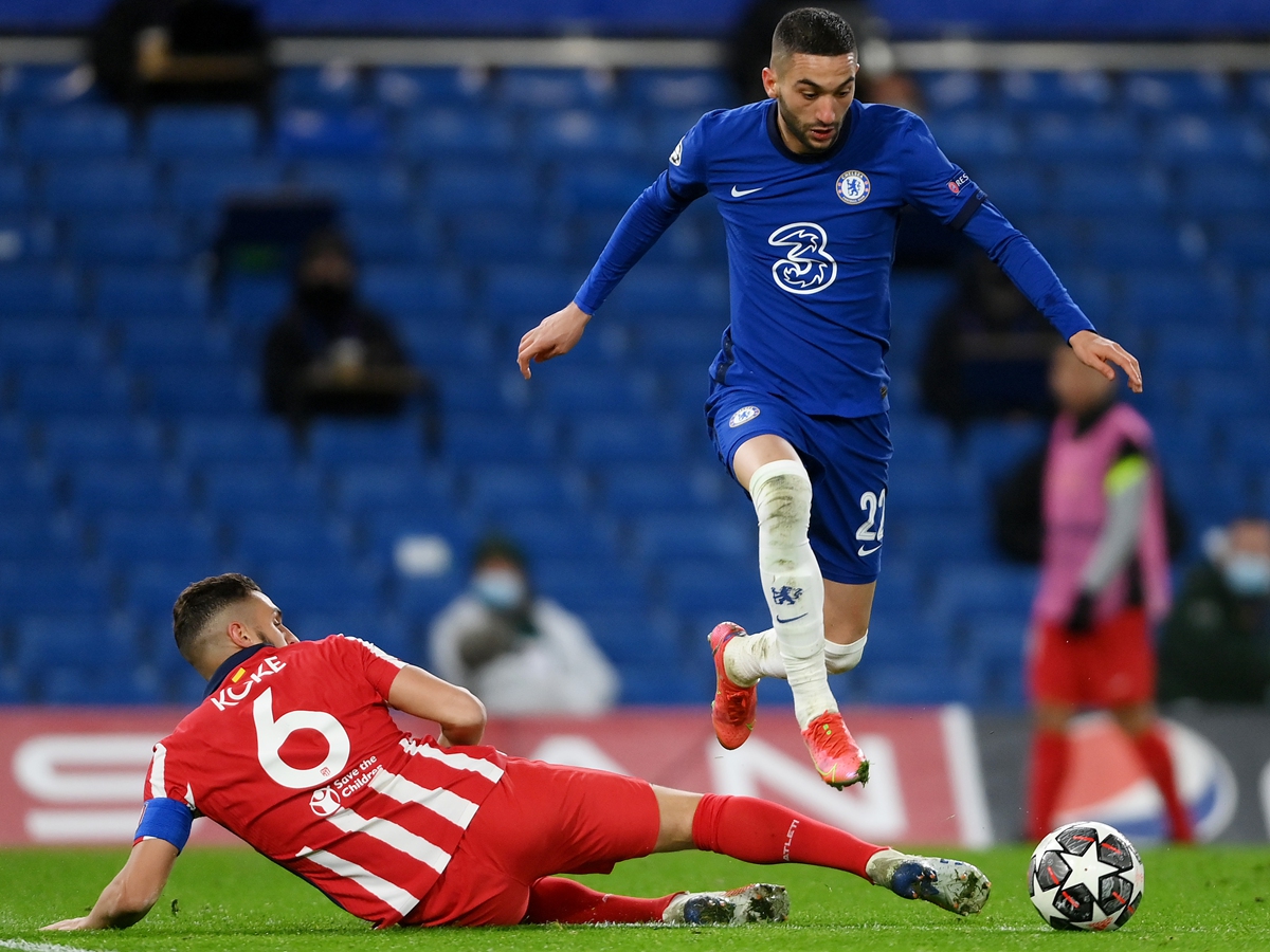 Hakim Ziyech (right) of Chelsea is challenged by Koke of Atletico Madrid on Wednesday in London, England. Photo: VCG