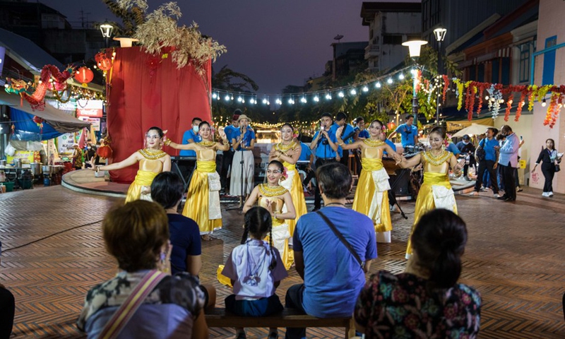 Tourists watch Thai dance at the Ong Ang walking street in Bangkok, Thailand, March 19, 2021.(Photo: Xinhua)