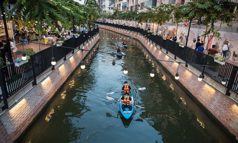 Tourists paddle kayaking in canal near the Ong Ang walking street in Bangkok, Thailand, March 19, 2021.(Photo: Xinhua)