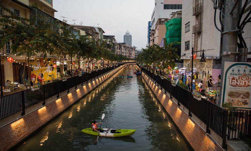 Tourists paddle kayaking in canal near the Ong Ang walking street in Bangkok, Thailand, March 19, 2021.(Photo: Xinhua)