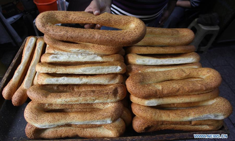 A Palestinian baker works at an old bakery to prepare sesame bread in the West Bank city of Nablus, March 22, 2021.(Photo: Xinhua)