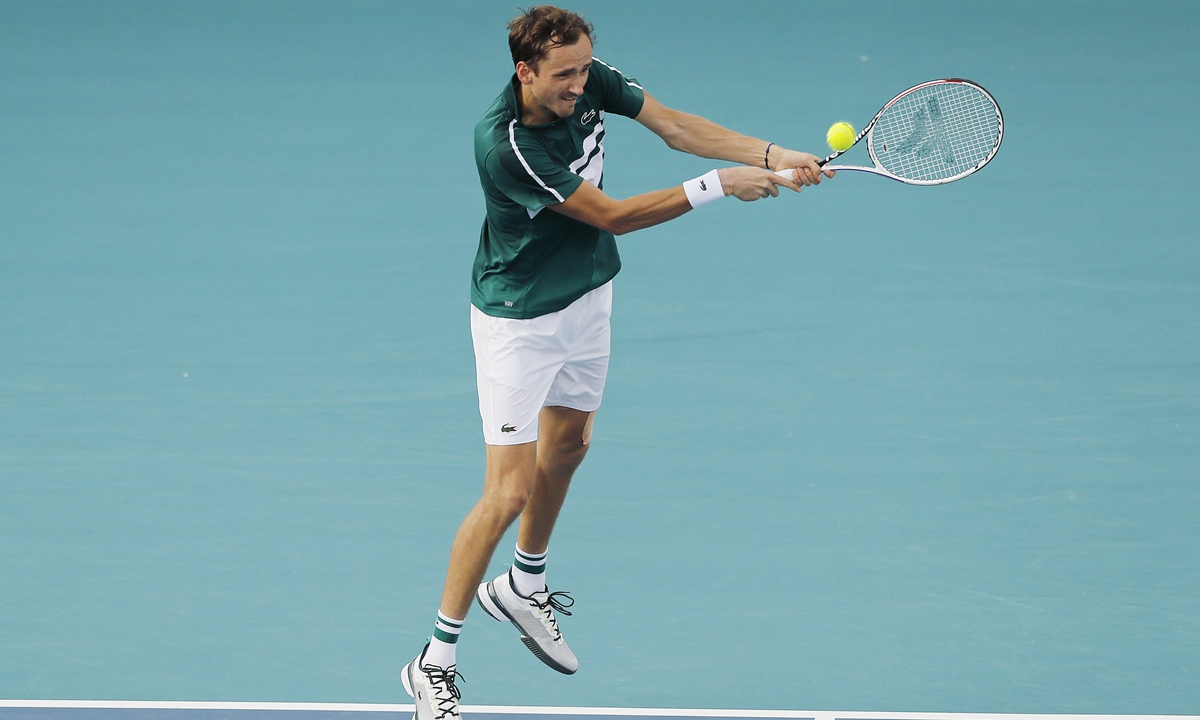 Daniil Medvedev returns a shot to Roberto Bautista Agut during the Miami Open on Wednesday. Photo: VCG