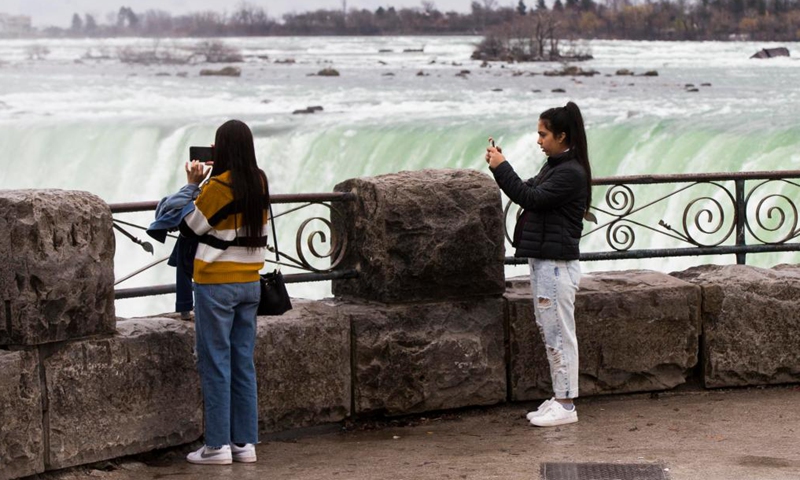 Visitors are seen at the Canadian side of Niagara Falls, Ontario, Canada, on March 31, 2021. Canada's tourism spending was cut 48.1 percent in 2020 and tourism gross domestic product (GDP) plunged 47.9 percent, Statistics Canada said Wednesday. Photo:Xinhua