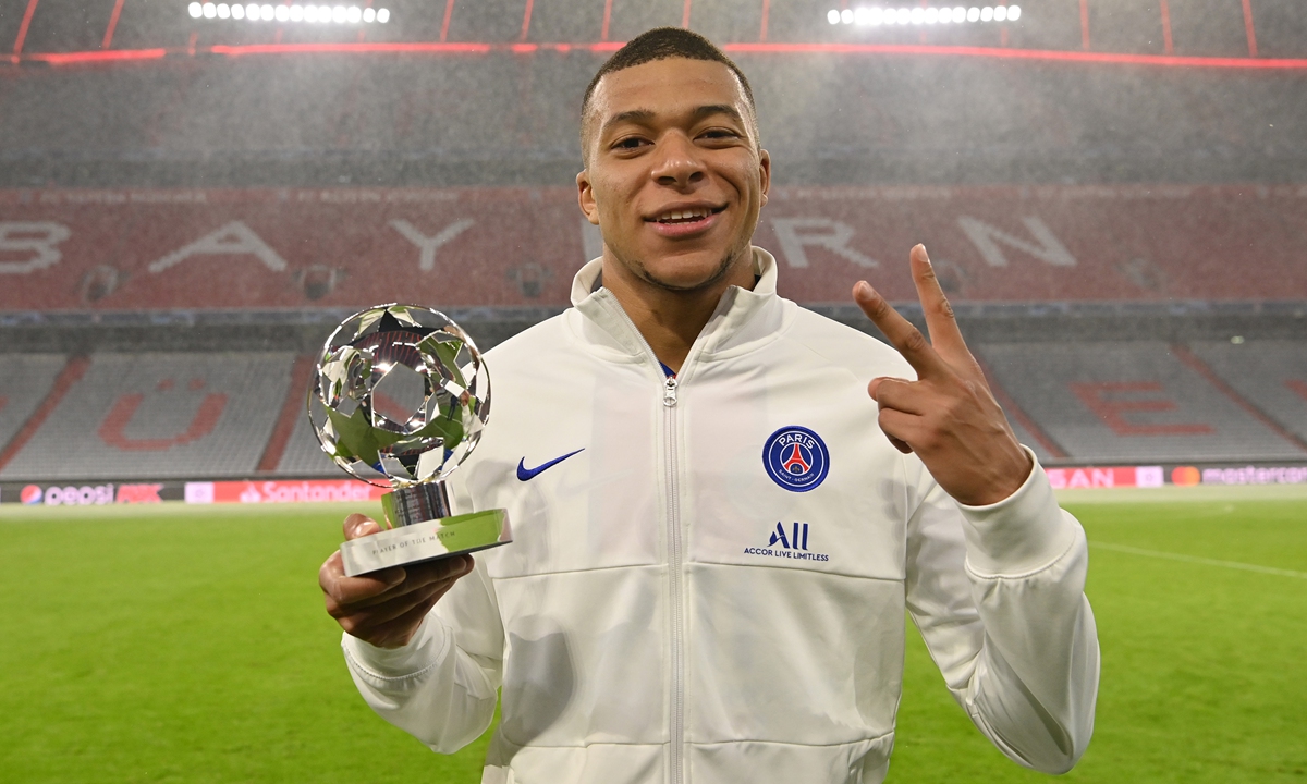 Kylian Mbappe of Paris Saint-Germain poses for a photo with the Player of the Match award. Photo: VCG