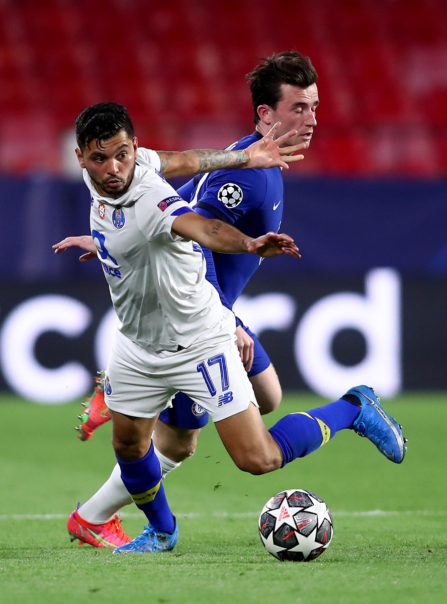 Jesus Corona (left) of Porto competes with Ben Chilwell of Chelsea on Tuesday in Seville, Spain. Photo: VCG