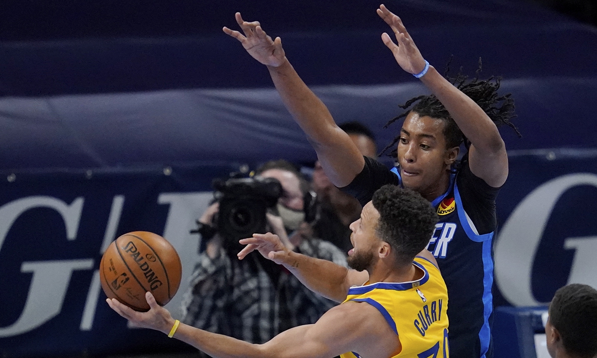 Golden State Warriors guard Stephen Curry goes to the basket against the Oklahoma City Thunder on Wednesday in Oklahoma City. Photo: VCG