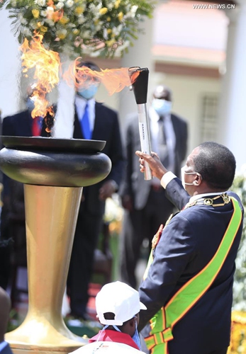 Zimbabwean President Emmerson Mnangagwa (1st R) lights a torch during a celebration marking the 41st anniversary of Zimbabwe's Independence at State House in Harare, Zimbabwe, on April 18, 2021. Zimbabwe marked its 41st independence anniversary on Sunday, with a call by President Emmerson Mnangagwa for the nation to keep safeguarding its sovereignty. (Photo: Xinhua)