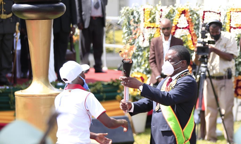 Zimbabwean President Emmerson Mnangagwa (R, Front) takes a torch during a celebration marking the 41st anniversary of Zimbabwe's Independence at State House in Harare, Zimbabwe, on April 18, 2021. Zimbabwe marked its 41st independence anniversary on Sunday, with a call by President Emmerson Mnangagwa for the nation to keep safeguarding its sovereignty. (Photo: Xinhua)