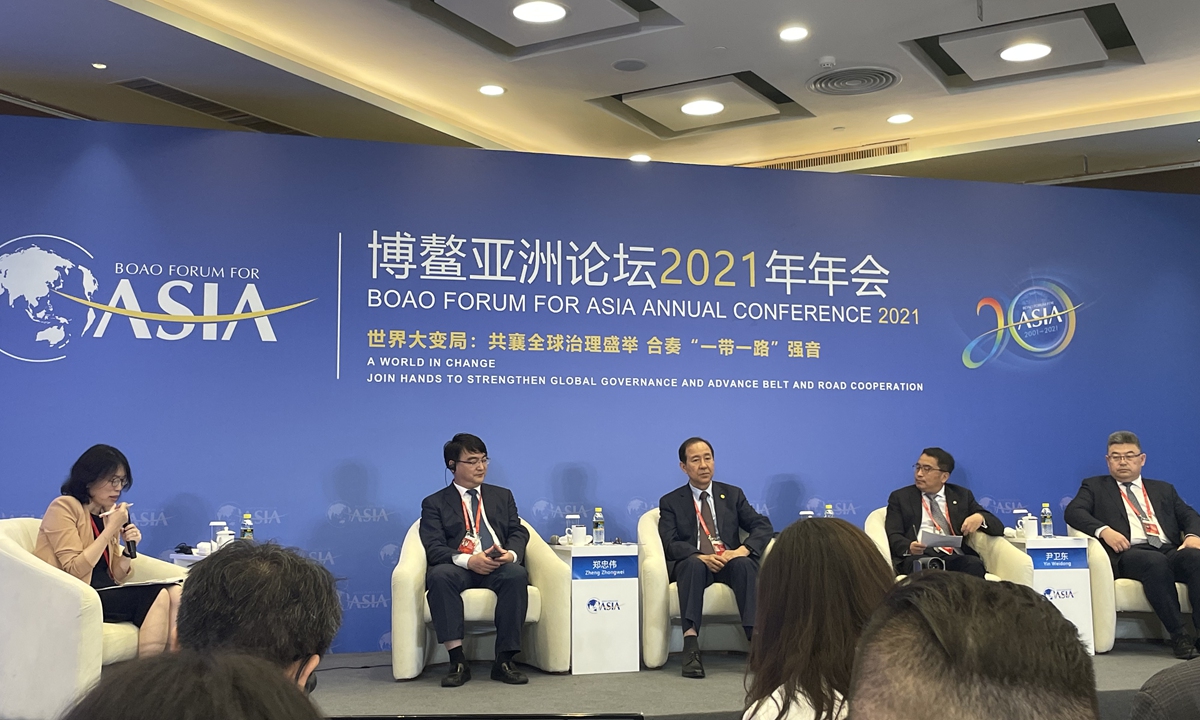 Officials, experts and company CEOs talk about COVID-19 vaccine production and supply at a seminar during the 2021 Boao Forum for Asia held in Boao, South China's Hainan Province on Tuesday. Photo: Shen Weiduo/GT