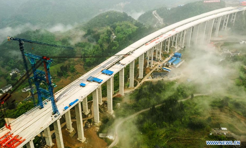 Aerial photo taken on April 22, 2021 shows an overview of the construction site of the Dafaqu grand bridge of Renhuai-Zunyi expressway in southwest China's Guizhou Province. The bridge, with designed length of 1,427 meters and width of 33 meters, is one of the key projects along the expressway. Photo: Xinhua