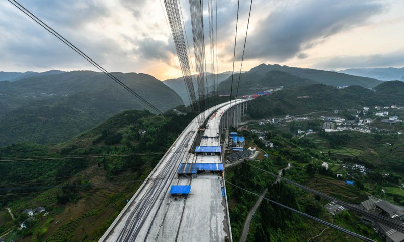 Photo taken on April 21, 2021 shows an overview of the construction site of the Dafaqu grand bridge of Renhuai-Zunyi expressway in southwest China's Guizhou Province. The bridge, with designed length of 1,427 meters and width of 33 meters, is one of the key projects along the expressway. Photo: Xinhua