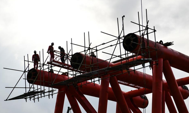 Workers operate at the construction site of the Dafaqu grand bridge of Renhuai-Zunyi expressway in southwest China's Guizhou Province, on April 21, 2021. The bridge, with designed length of 1,427 meters and width of 33 meters, is one of the key projects along the expressway. Photo: Xinhua