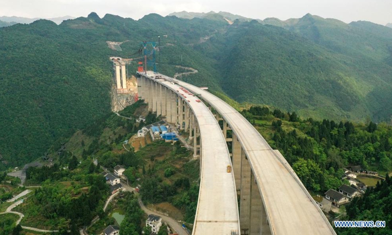 Workers operate at the construction site of the Dafaqu grand bridge of Renhuai-Zunyi expressway in southwest China's Guizhou Province, on April 21, 2021. The bridge, with designed length of 1,427 meters and width of 33 meters, is one of the key projects along the expressway. Photo: Xinhua