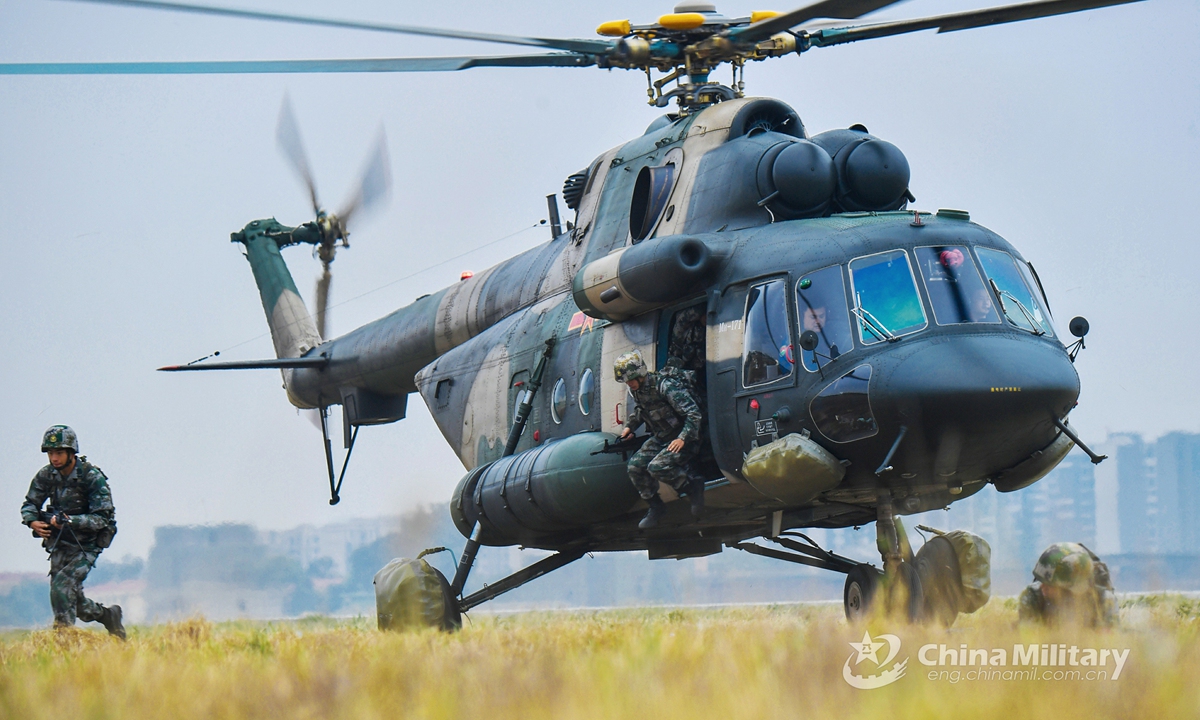 Soldiers assigned to a brigade of the PLA 73rd Group Army conduct air assault landing training after jumping off a transport helicopter on April 14, 2021. Photo:China Military