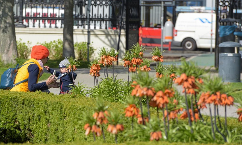 People enjoy themselves at the Volksgarten in Vienna, Austria, April 23, 2021.Photo:Xinhua