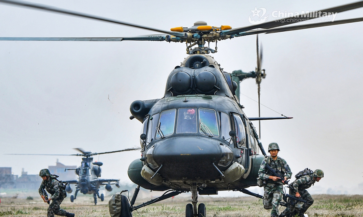 Soldiers assigned to a brigade of the PLA 73rd Group Army conduct air assault landing training after jumping off a transport helicopter on April 14, 2021.Photo:China Military