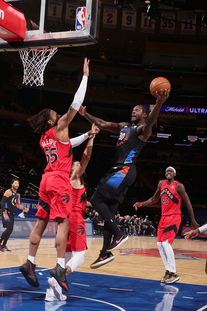 Julius Randle of the New York Knicks shoots the ball against the Toronto Raptors on Saturday in New York City. Photo: VCG