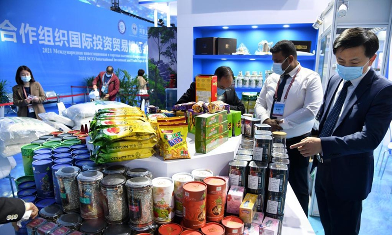 Guests visit the 2021 Shanghai Cooperation Organization (SCO) International Investment and Trade Expo in Qingdao, east China's Shandong Province, April 26, 2021. The 2021 SCO International Investment and Trade Expo & SCO Qingdao Forum on Local Economic and Trade Cooperation opened here on Monday.(Photo:Xinhua)