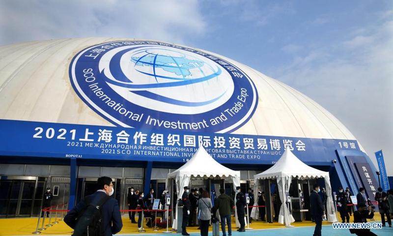 Guests visit the 2021 Shanghai Cooperation Organization (SCO) International Investment and Trade Expo in Qingdao, east China's Shandong Province, April 26, 2021. The 2021 SCO International Investment and Trade Expo & SCO Qingdao Forum on Local Economic and Trade Cooperation opened here on Monday.(Photo:Xinhua)