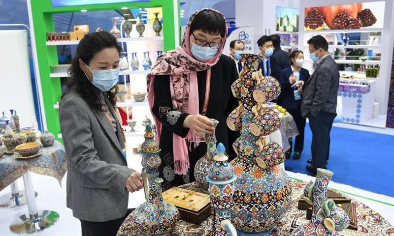 Guests visit the 2021 Shanghai Cooperation Organization (SCO) International Investment and Trade Expo in Qingdao, east China's Shandong Province, April 26, 2021. The 2021 SCO International Investment and Trade Expo & SCO Qingdao Forum on Local Economic and Trade Cooperation opened here on Monday.(Photo:Xinhua)