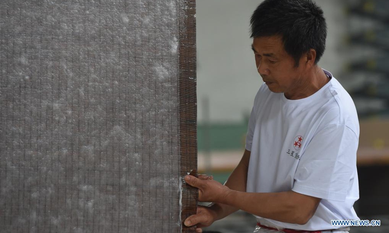 Workers make 'Si Zhang Xuan' paper at workshop in Anhui - Global Times