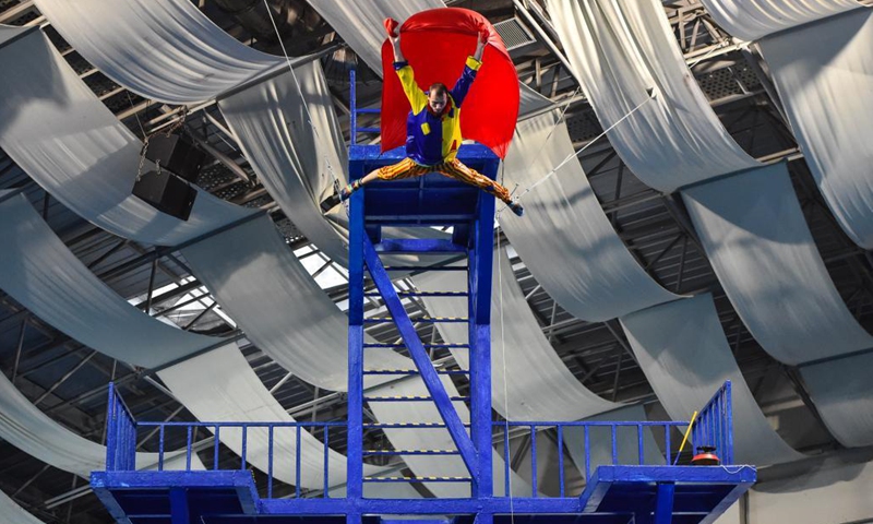 A Ukrainian artist performs fancy dive at the Hefei Aquarium in Hefei of east China's Anhui Province, on April 27, 2021. As the May Day holiday is drawing near, six Ukrainian artists were invited to the Hefei Aquarium to stage water surface and underwater performances to attract tourists.(Photo: Xinhua)