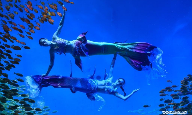 Ukrainian artists perform mermaid dance at the Hefei Aquarium in Hefei of east China's Anhui Province, on April 27, 2021. As the May Day holiday is drawing near, six Ukrainian artists were invited to the Hefei Aquarium to stage water surface and underwater performances to attract tourists.(Photo: Xinhua)