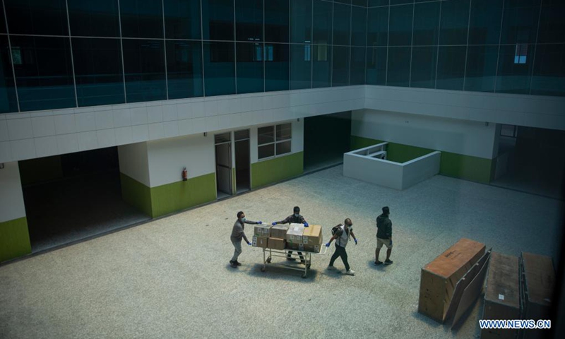 A team of young volunteers bring some equipment to an COVID-19 isolation center at a new building of Bir Hospital in Kathmandu, Nepal, May 5, 2021.(Photo: Xinhua)