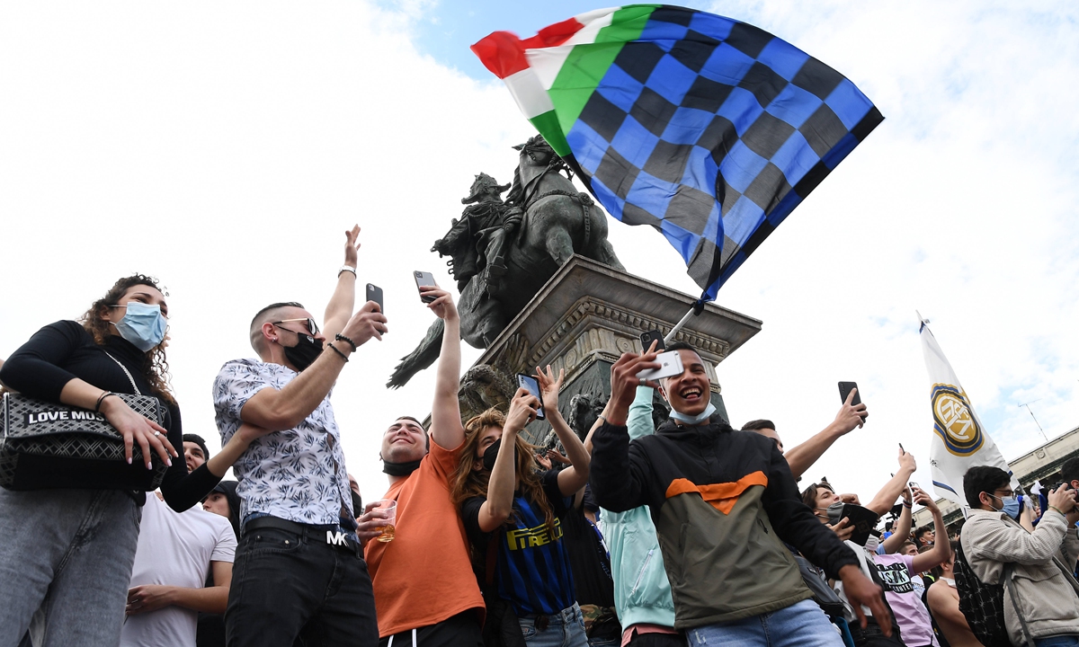 Inter Milan fans celebrate in Milan, Italy on May 2. Photo: VCG