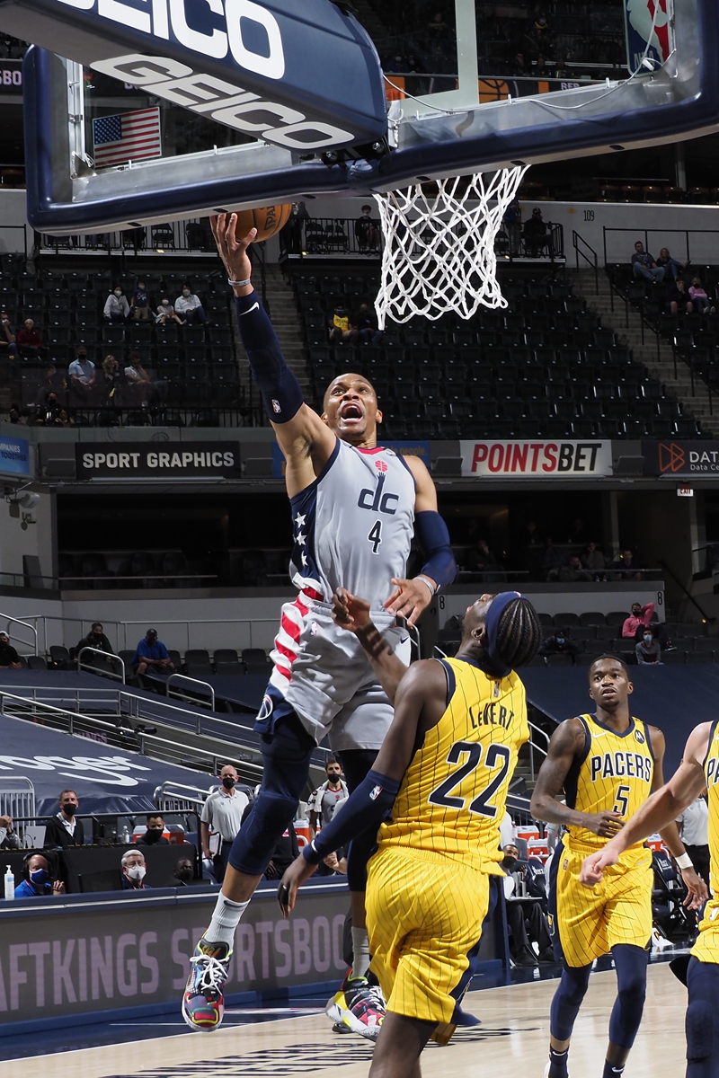 Russell Westbrook of the Washington Wizards shoots the ball against the Indiana Pacers on Saturday in Indianapolis, Indiana. Photo: VCG