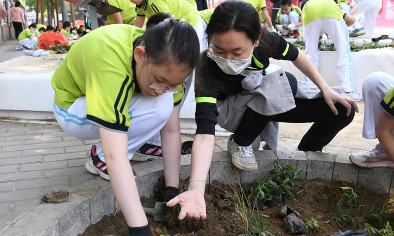 Students plant to beautify neighborhood in Haidian District of Beijing ...