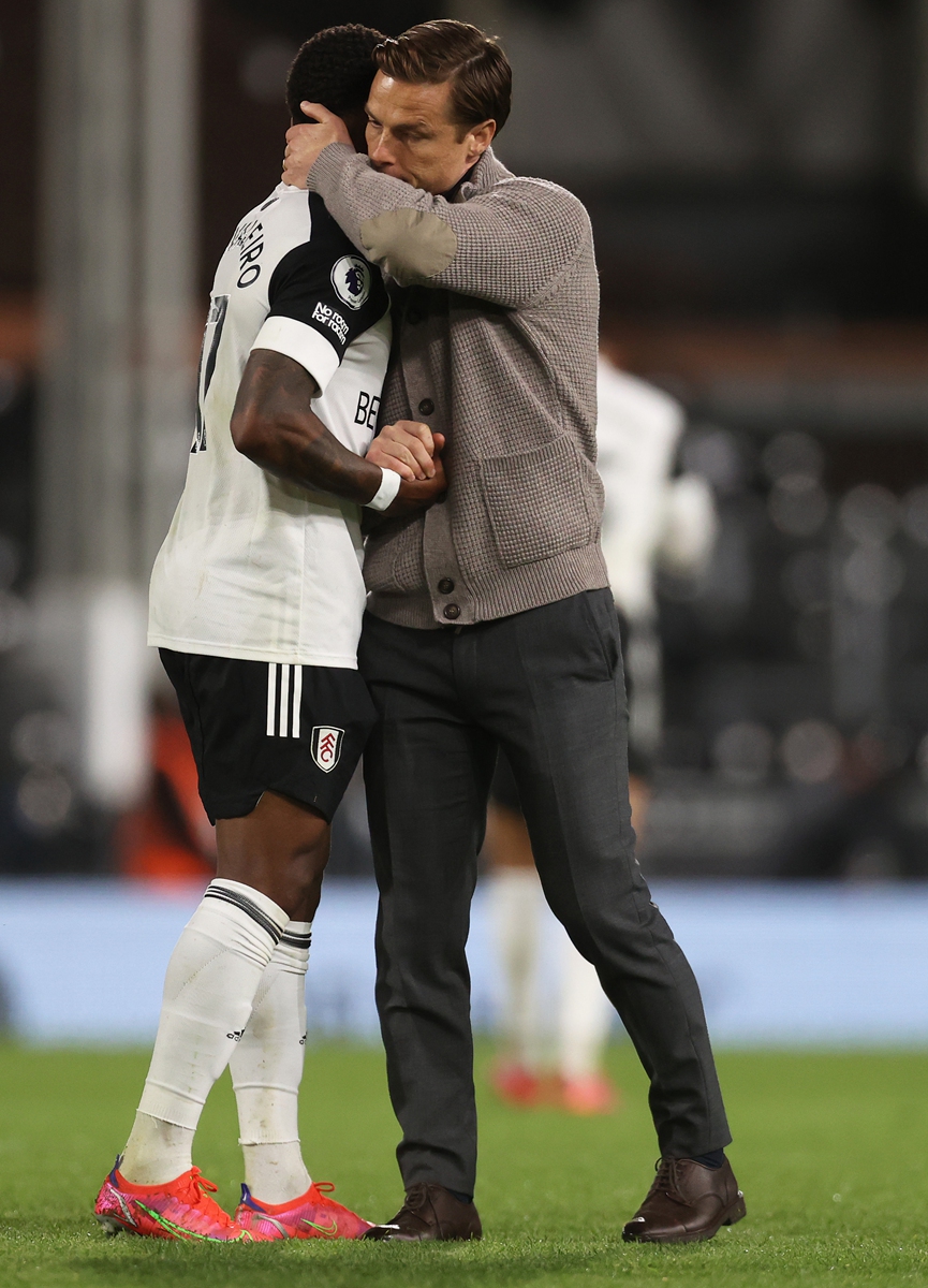 Fulham manager Scott Parker (right) embraces Ivan Cavaleiro after the match against Burnley on Monday in London, England. Photo: VCG