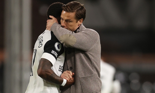 Fulham manager Scott Parker (right) embraces Ivan Cavaleiro after the match against Burnley on Monday in London, England. Photo: VCG