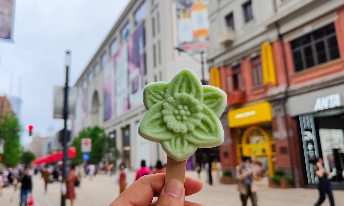   A tourist holds an ice cream flower ahead of a major flower exhibition in Shanghai on Wednesday. The 10th China Flower Expo will take place from May 21 to July 2 in Shanghai's Chongming District.  Preparations for the expo are now in the final stages. Photo: cnsphoto