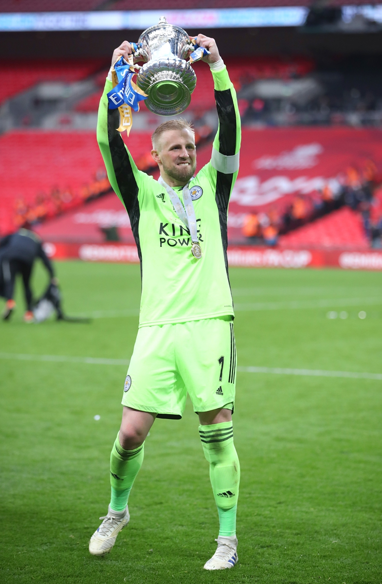 Leicester City goalkeeper Kasper Schmeichel lifts the Emirates FA Cup Trophy on Saturday in London, England. Photo: VCG