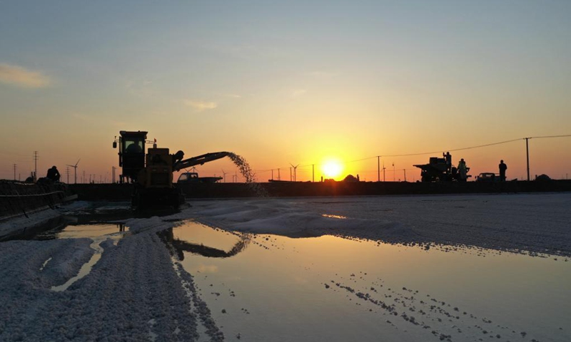 Workers harvest salt in a salt field at Binhai Township, Zhanhua District, Binzhou City of east China's Shandong Province, on May 18, 2021. Workers have started harvesting spring salt from the 600,000-mu (40,000 hectares) of salt fields at Binhai Township. The total output is expected to hit 500,000 tons when the harvest work concludes by the end of June.Photo:Xinhua